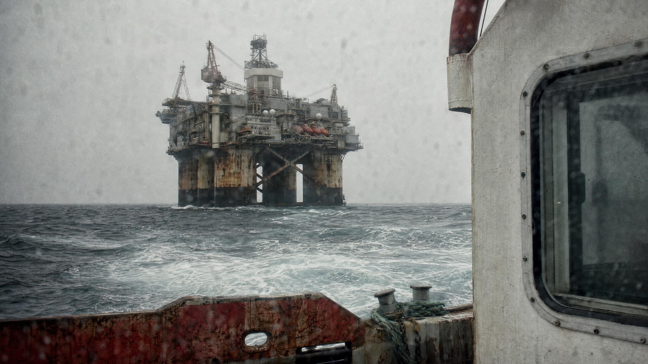Offshore rig in weather